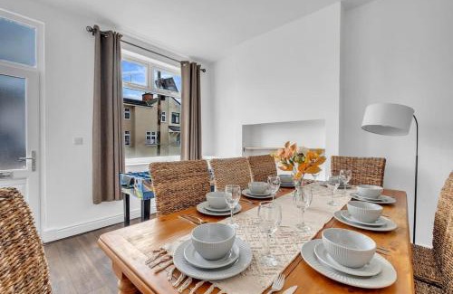 Leicester House | Cozy Nook-Hot Tub, Sleeps 8, Free Parking, Netflix