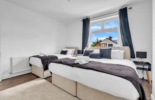 Leicester House | Cozy Nook-Hot Tub, Sleeps 8, Free Parking, Netflix