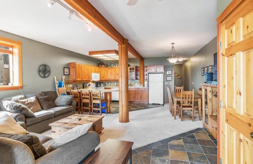 Snow Pine Estates Apartment | Cozy Nook-Rustic w/Private Hot Tub and Nice View