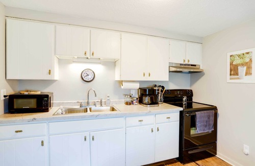 Norwalk Apartment | Cozy Norwalk Apt: Near Cedar Point & Kalahari!