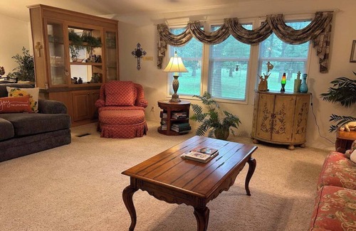 Elm Mott House | Cozy! Oak Grove Home - Close to I-35