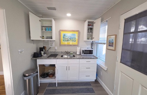 Carrollwood Apartment | Cozy Oak House 1-bedroom Apt in amazing Tampa. Max 2 adults+ 25 Yrs old