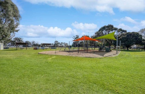 Oakleigh South House | Cozy Oakleigh South Family Home Next to Playground