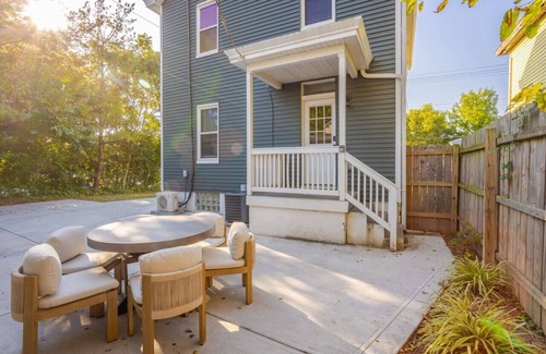 Oakley House | Cozy Oakley 4B with Garage 10 min to Downtown, UC Hospitals