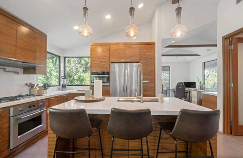 Los Angeles House | Cozy Oasis in Oakley with Basketball court,pool