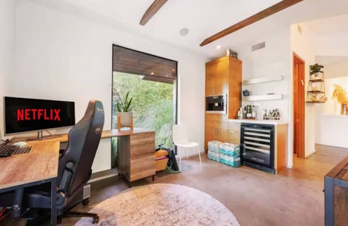 Los Angeles House | Cozy Oasis in Oakley with Basketball court,pool