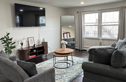 Constable Hook House | Cozy Oasis NYC EWR, Metlife, Amer. Dream-refreshments included
