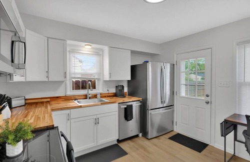 Evansville House | Cozy Oasis on Pollack