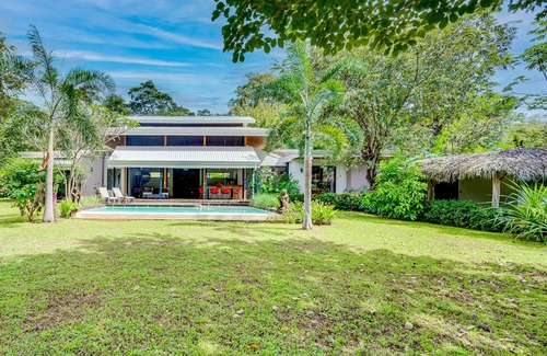 Matapalo House | Cozy oasis with lush yard, private pool, full kitchen & washer/dryer