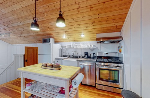 Shelter Cove Cottage | Cozy ocean view home with balcony, well-equipped kitchen, & fireplace