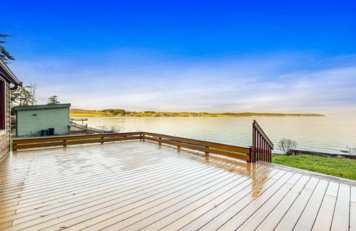 Coupeville Cabin | Cozy Oceanfront Cabin with Large Deck & Water Views - Close to Beach