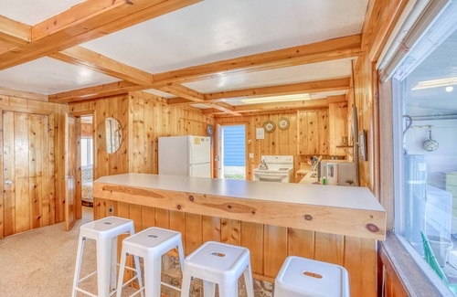 Roads End House | Cozy Oceanfront Cottage w/Stunning View