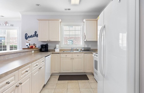 Central Myrtle Beach Apartment | Cozy Oceanview 3BR w/Private Balcony & 7 Pools - Dog Stays Free