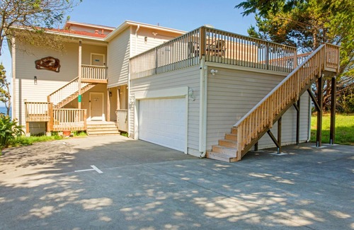 Shelter Cove Condo | Cozy Oceanview!by OceanviewHotTubs Tesla Charging Oceanfront! Shelter Cove, CA
