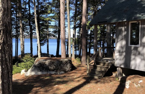 Aurora Cabin | Cozy, Off-Grid Camp on Spectacle Pond w/private water frontage!