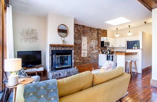 Old City Apartment | Cozy Old City Loft - Minutes from Market Square