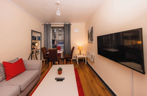 Newington Apartment | Cozy Old Town 4 Bedrm Apartment