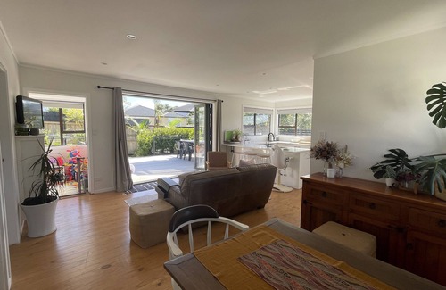 Red Beach House | Cozy on the coast - 5 minute walk to the beach (Pet friendly!)