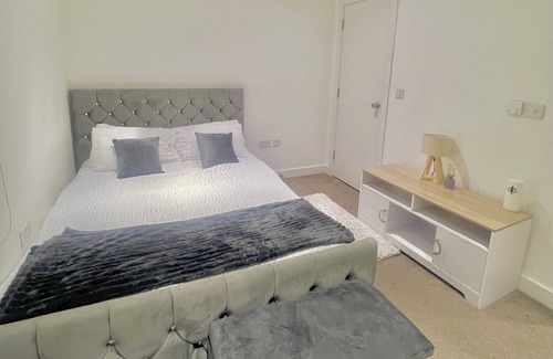Whittington Apartment | Cozy One Bed Apartment with balcony (Colindale)