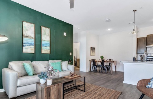 Avery Creek Apartment | Cozy One bedroom Apartment w/ Accessible Bathroom