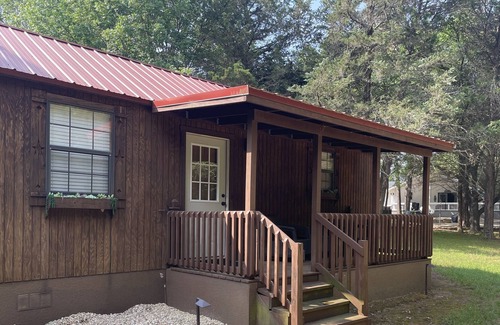Pottsboro House | Cozy one bedroom cabin located near Lake Texoma and Mill Creek Marina Resort