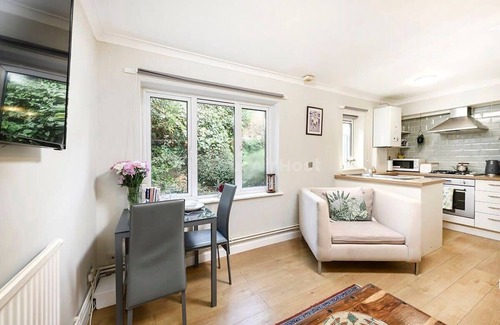 Slough Apartment | Cozy One-Bedroom Flat in Slough