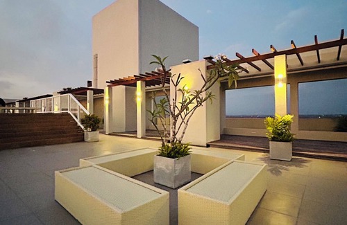 Uswetakeiyawa Apartment | Cozy one-bedroom apartment in the welcoming Prime Residencies, Uswatakeiyawa.