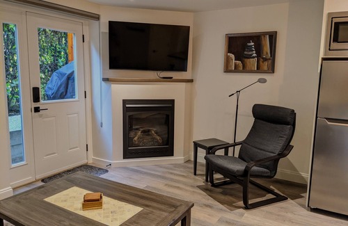 Sidney House | Cozy One-Bedroom Suite Close To The Ocean
