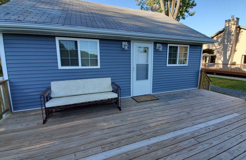 Merrillan House | Cozy Open Concept Cabin for 6