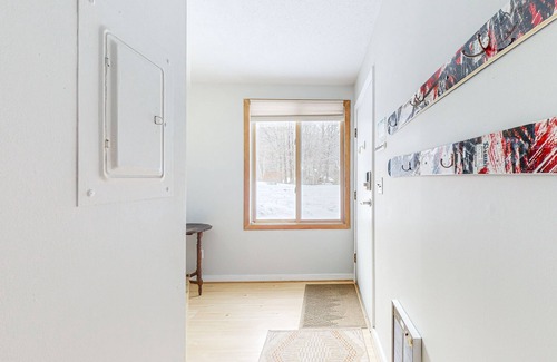 Waitsfield Condo | Cozy open-concept condo, close to ski resorts, balcony, pool, tennis, sauna