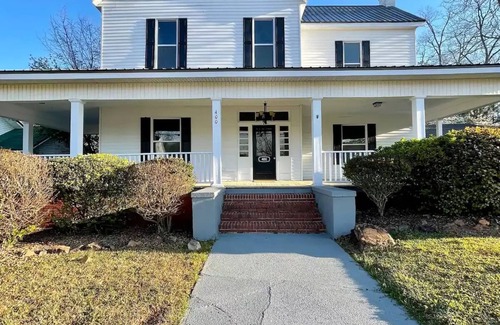 Thomaston House | Cozy Original Neo-Colonial 4 Bedroom Home in Downtown