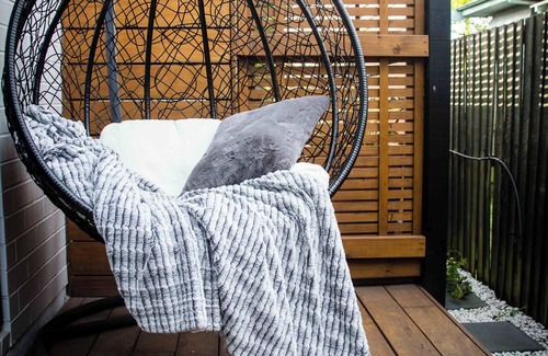 Woolston Apartment | Cozy Outdoor Bath Hideaway 5min From CBD