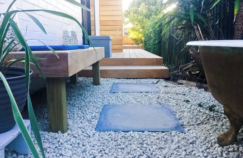 Woolston Apartment | Cozy Outdoor Bath Hideaway 5min From CBD