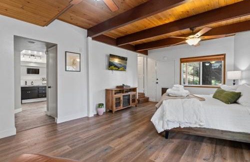 Blue Jay House | Cozy Owl Lodge, Central AC & Hea, Spa Tub & BBQ