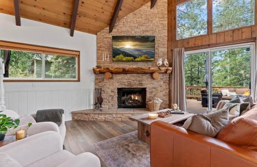 Blue Jay House | Cozy Owl Lodge, Central AC & Hea, Spa Tub & BBQ