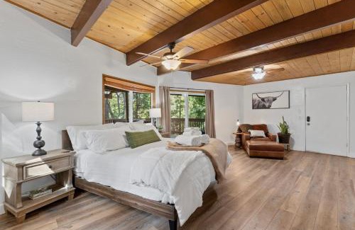 Blue Jay House | Cozy Owl Lodge, Central AC & Hea, Spa Tub & BBQ