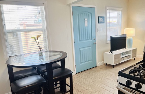 Pacific Beach Cottage | Cozy Pacific Beach Cottage w/Bikes, Private Yard & Entrance