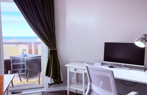 Observation Hill Apartment | Cozy Panoramic Lake and Lift Bridge Views
