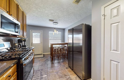Pearland House | Cozy Pearland Getaway Home! Large backyard w/patio! 5 STAR REVIEWS.