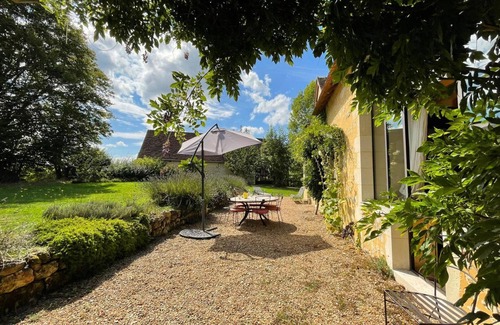 Le Pin-la-Garenne Cottage | Cozy Percheron House by the Pond with WiFi and Outdoor Games