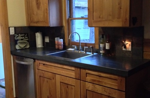 Al Tahoe Cabin | Cozy pet friendly cabin, close to Heavenly Village & walking distance to lake