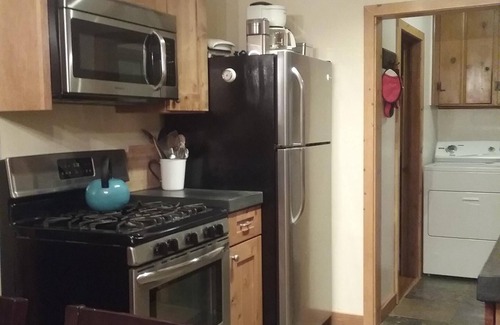 Al Tahoe Cabin | Cozy pet friendly cabin, close to Heavenly Village & walking distance to lake