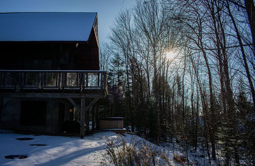 Lac-Superieur Ski Chalet | Cozy Pet-Friendly Chalet Noellie in Cote Nord Tremblant with spa, deck, ski
