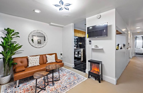 Downtown Baltimore Apartment | Cozy Pet Friendly 2BR w/Fenced Yard, Parking, Walk to Penn Sta. on JHU bus line