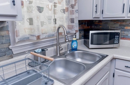 High Point House | Cozy Pet Friendly 3BR - Fenced Yard - 1Mi HPU & DwnTwn - Furniture Market