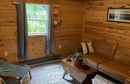 Wilderness Cottage | Cozy pet friendly guest house