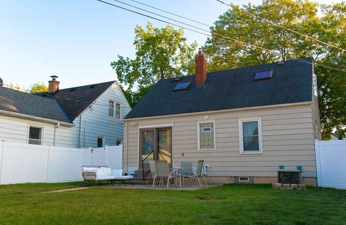Milwaukee House | Cozy Pet Friendly Home w/Private Yard & King Bed - Near Wauwatosa