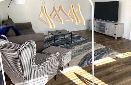 Novi House | Cozy Pet Friendly Home Near Walled Lake