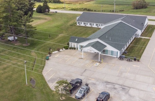 Red Bud Bed & Breakfast | Cozy Petite Queen Suite with Free Breakfast!
