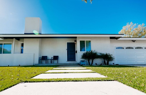 Northeast Anaheim House | Cozy Pickleball Retreat near Disneyland